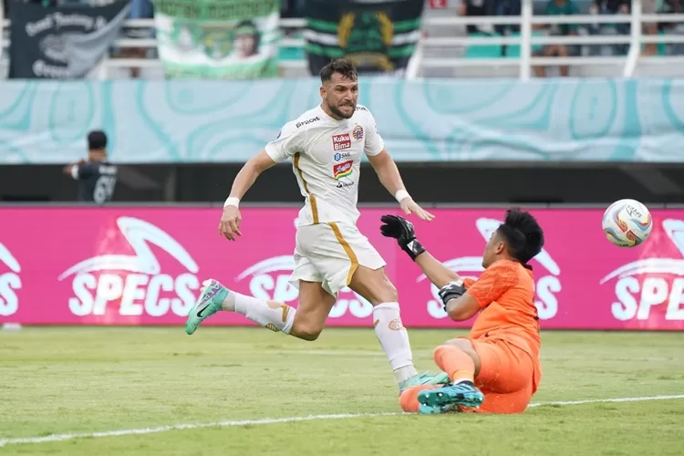 Lagi-lagi Persija Jakarta gahgal mertaih angka penuh, setelah ditahan imbang Persebaya Surabaya 1-1 di Stadion Gelora Bung Tomo Sabtu 9 Desember 2023 (foto ligaindonesiabaru)