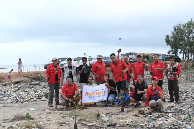Anggota Innova Community (IC) melakukan penanaman mangrove di Jepara (foto IC)