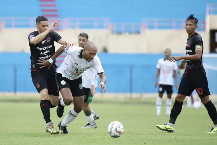 PSS Sleman (kostum hitam) dikalahkan oleh Persis Solo dengan skor 0-2, dalam laga uji coba yang berlangsung di Stadion Sultan Agung Bantul, Kamis. Uji coba ini sebagai bentuk untuk mengukur kebugaran pemain PSS (foto ligaindonesiabaru)