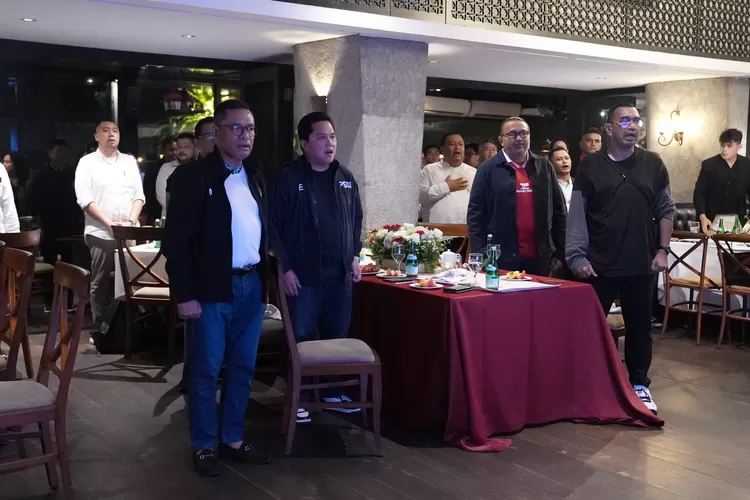 Ketum PSSI, Erick Thohir nobar laga Indonesia vs Vietnam bersama pengurus PSS, sponsor, dan para legena sepak bola nasional di Jakartra, Jumat malam (foto PSSI.org)