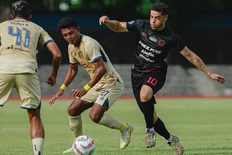 Dua pemain Persis Solo coba menghalangi pemain Arema FC dalam laga uji coba kedua tim yang berakhir 3-2 untuk kemenangan Persis Solo (foto ligaindonesiabaru)
