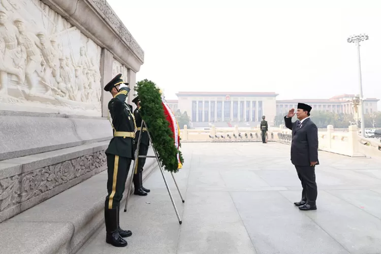 Hormati Pahlawan, Prabowo Lakukan Flower Tribute di Monumen Pahlawan  Nasional Tiananmen - Senang Senang