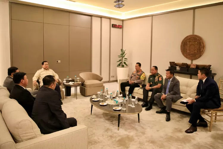 Setibanya di Tanah Air, Presiden Prabowo langsung memimpin rapat kabinet terbatas atau ratas, di Pangkalan TNI AU Halim Perdanakusuma Jakarta, Senin 23 Desember 2024. (BPMI/ Setpres)