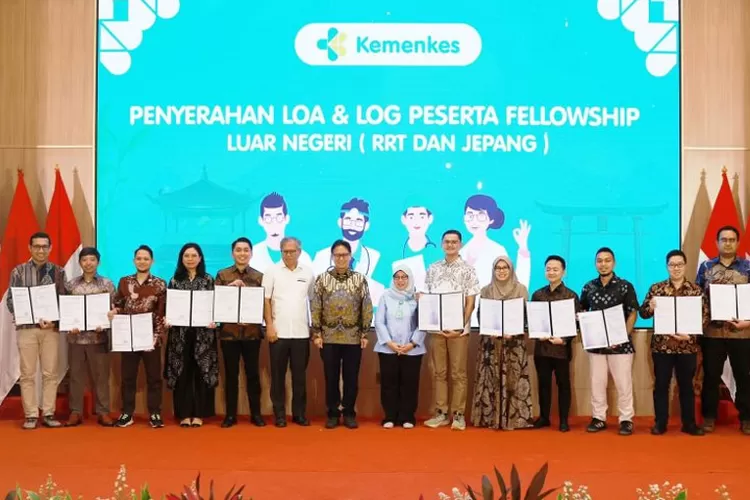 Menkes Budi Gunadi Sadikin bersama 27 Dokter Spesialis yang mengikuti program fellowship ke Tiongkok dan Jepang. (Foto: Kemenkes)