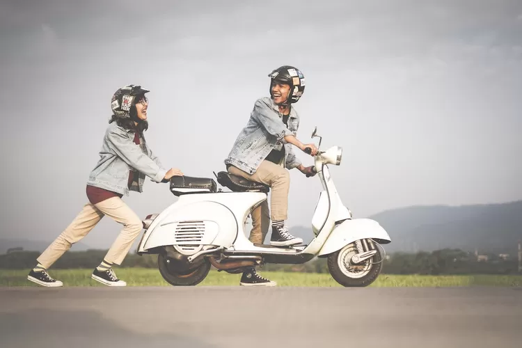 Perjalanan Melintasi Kota Dengan Vespa: Tips Aman Dan Nyaman - Busurnusa