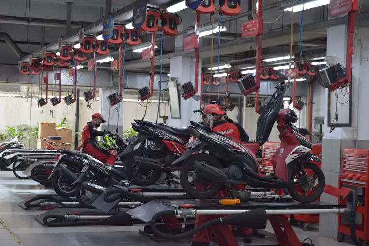 Waspada Jalan Licin, Cek Tips MAXimal untuk Berkendara Aman di Musim Hujan