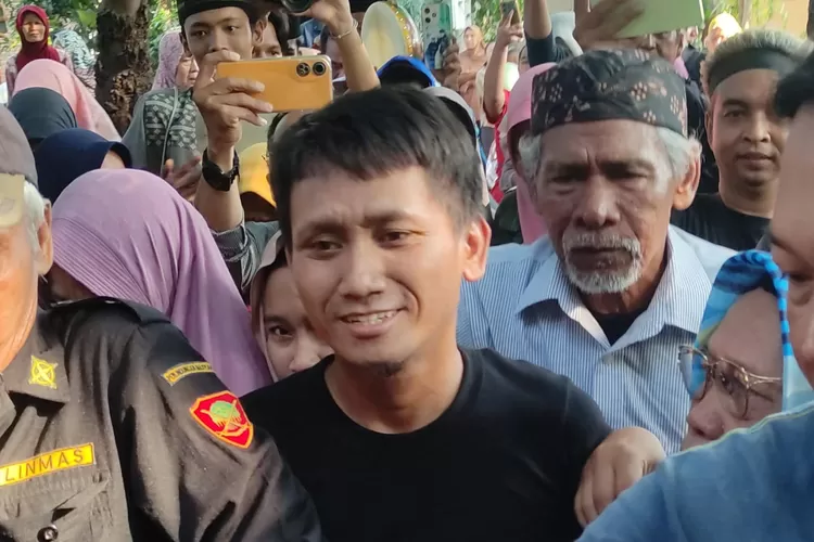 Pegi Setiawan disambut warga ketika pulang ke rumahnya setelah dinyatakan bebas di Desa Kepongpongan, Kecamatan Talun, Kabupaten Cirebon, Selasa 9 Juli 2024. (Ayocirebon.com/Josahema Rizki Tambunan)
