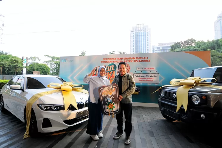 Direktur Utama BSI Hery Gunardi (kanan) menyerahkan hadiah utama  1 (satu) unit mobil BMW 321i kepada nasabah BSI KCP Cianjur Cipanas 2 Siti Rahmawati. 