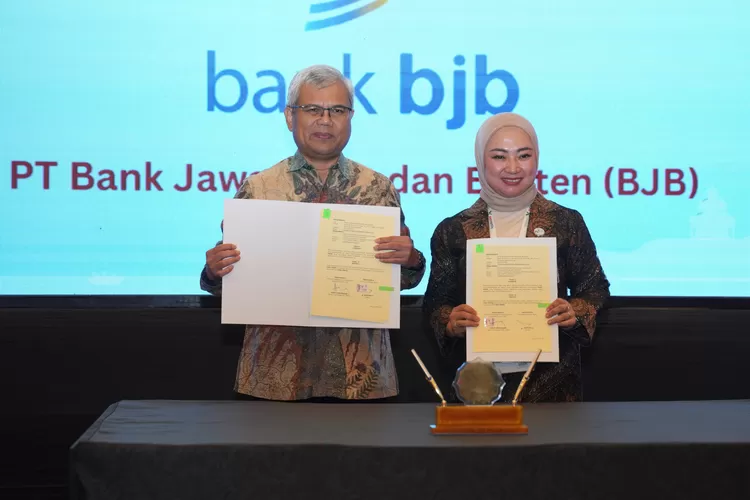 Penandatanganan MoU antara Direktur Komersial dan UMKM bank bjb Nancy Adistyasari dengan Rektor UNS, Prof. Dr. Hartono.