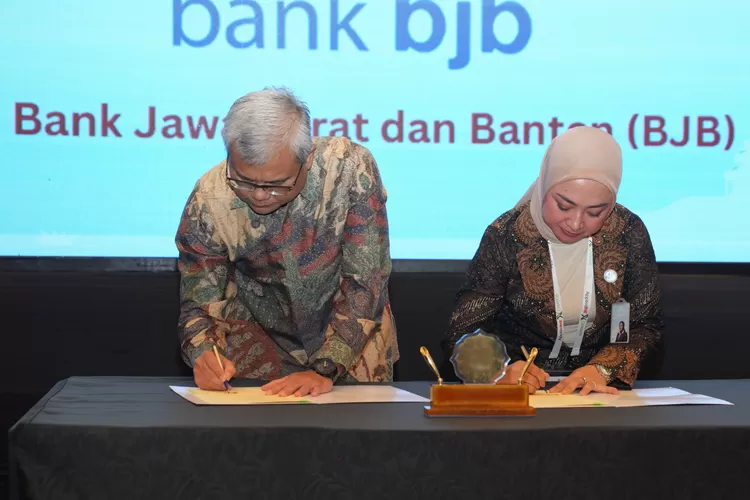 Penandatanganan MoU antara Direktur Komersial dan UMKM bank bjb Nancy Adistyasari dengan Rektor UNS, Prof. Dr. Hartono.