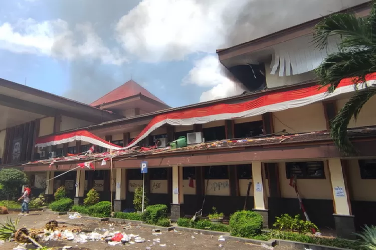 Gedung DPRD Kabupaten Cirebon dibakar massa dalam unjuk rasa memprotes tunjangan anggota DPR dan tindakan represif aparat. (Ayocirebon.com/Josahema Rizki Tambunan)
