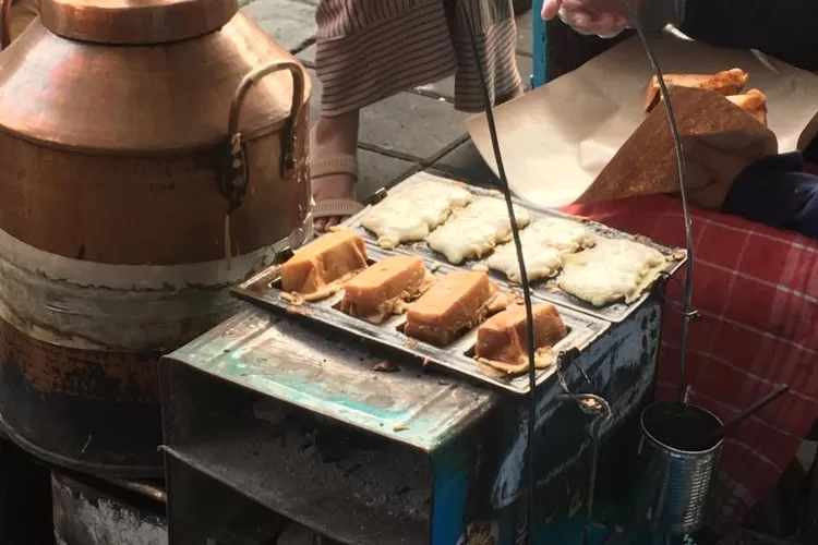 Kue Balok original di Jembatan Merah Bogor dipanggang di atas arang