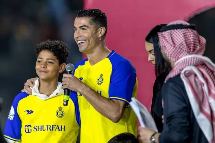 Cristiano Ronaldo Jr dan Cristiano Ronaldo ketika CR7 diperkenalkan Al Nassr.  (Foto: Yasser Bakhsh/Getty Images)