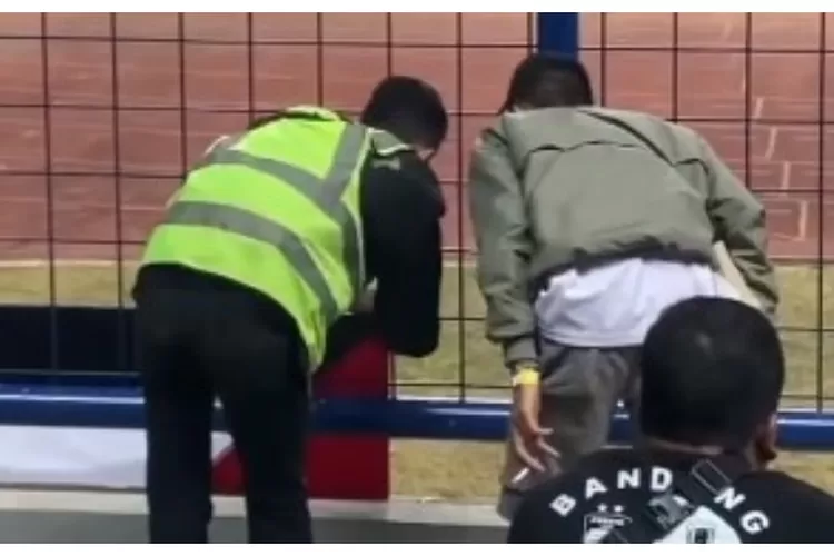 Petugas Stadion GBLA tengah melepas bender Palestina