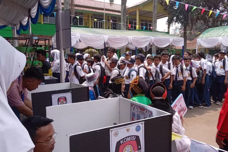 Para siswa kompak mengikuti pemilihan Presiden OSIS di SMP Negeri 2 Rumpin menggunakan cara e-Voting. 