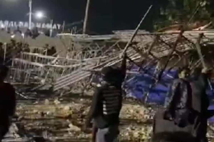 Penonton bola voli di Lamongan, Jawa TImur ngamuk dan robohkan panggung tribun (Foto: dok. Istimewa)
