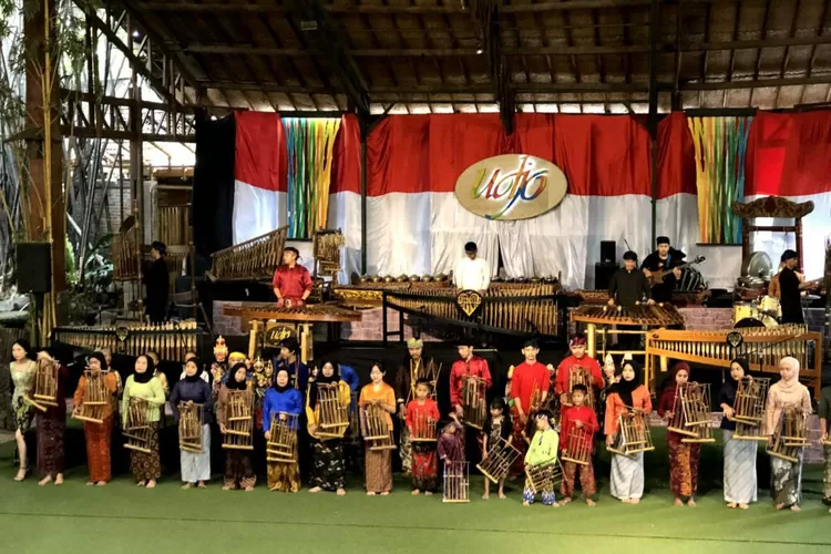 Belajar Main Angklung Dengan Peserta Ratusan Orang Setiap Harinya Di ...