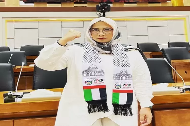 Netizen kecam anggota DPR RI karena salah pakai syal Palestina. (Sumber: Twitter @ninikwafiroh)