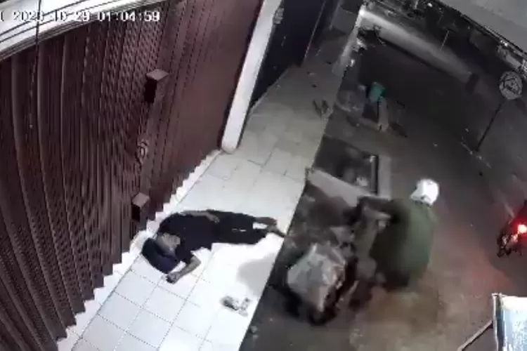 Potongan rekaman CCTV saat seorang priamendorong kursi roda milik kakek tunawisma (Sumber: Twitter)