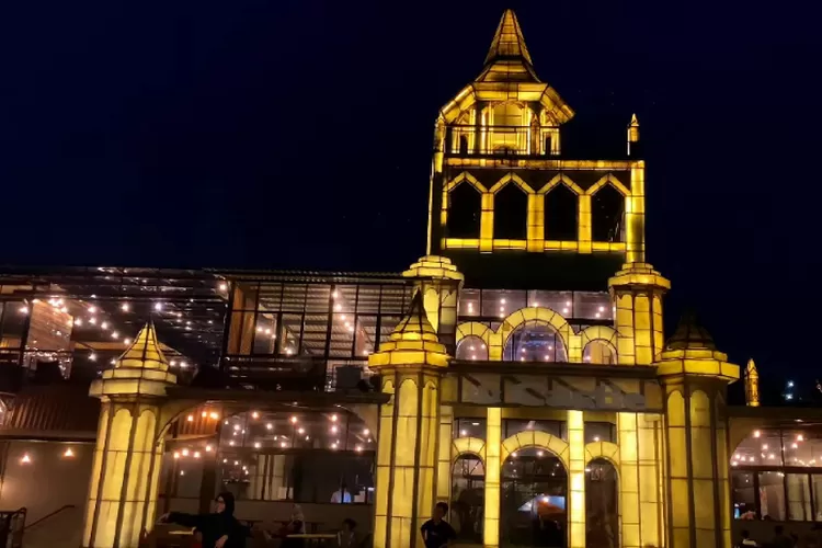 Castle Cafe di Purwakarta merupakan cafe yang mempunyai konsep kastil ala negeri dongeng.