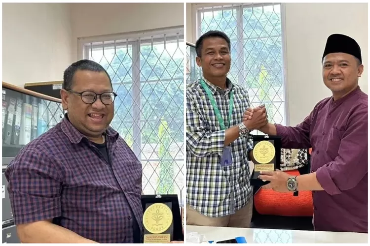 David Rizar Nugroho (kiri) dan Direktur Pelaksana RBG.id yang juga GM Radar Bekasi Andi Ahmadi menerima penghargaan dari Ketua Prodi Komunikasi Digital dan Media, Hudi Santoso (kanan).