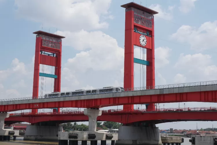 Jembatan Ampera merupakan salah satu ikon Kota Palembang.
