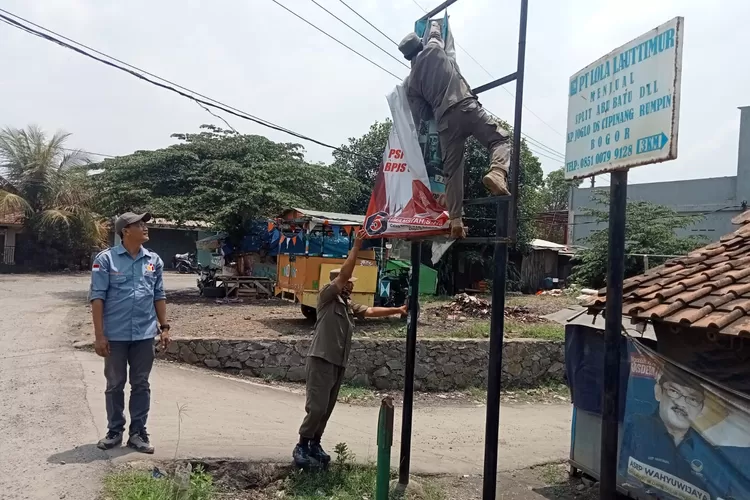 Satpol PP dan Panwaslu Copot Alat Peraga Kampanye Semua Bacaleg