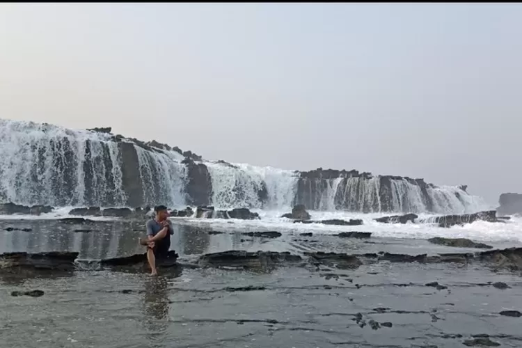 Pantai Karang Taraje merupakan destinasi wisata sawarna tersembunyi dan memesona ga jauh  dari Jakarta.  (Sawarna.net)