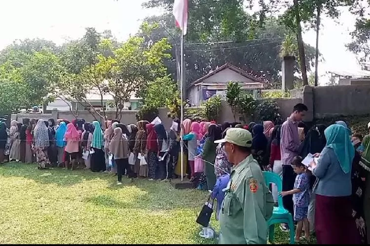 Antrian di Kantor Desa Cinangka