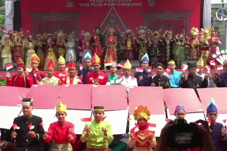 Para guru dan siswa SMA Plus PGRI Cibinong berfoto bersama