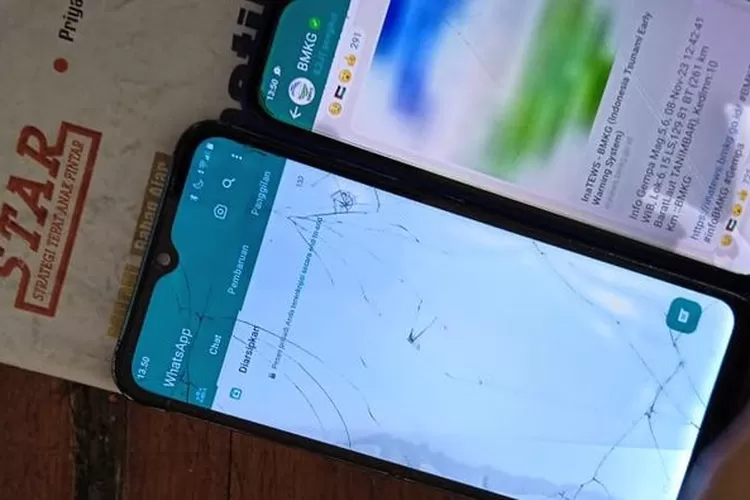 Guru menyiram handphone siswa dengan air di Bojonegoro. (Foto: dok. Istimewa)