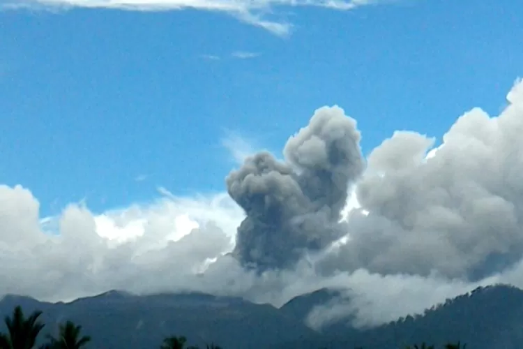 Erupsi, Gunung Dukono Di Halmahera Utara Alami Letusan Mencapai 800 ...