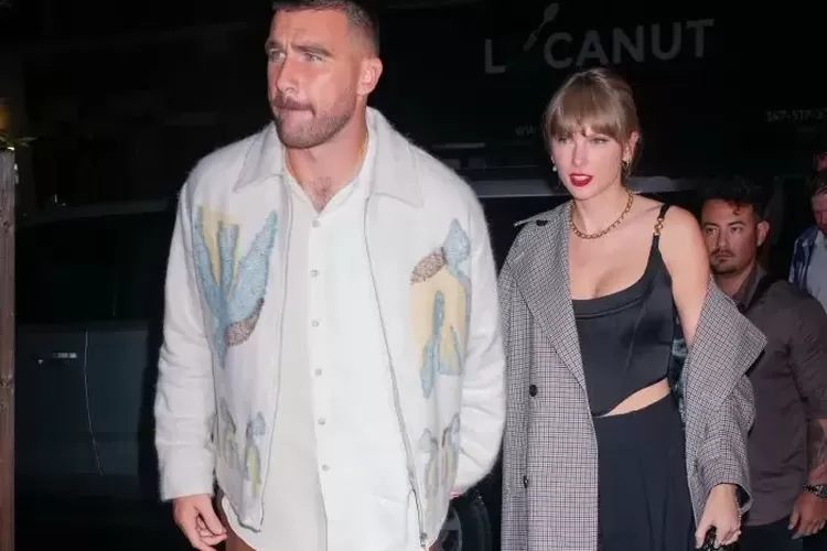 Makin Go Public! Taylor Swift Peluk dan Cium Travis Kelce usai Konser