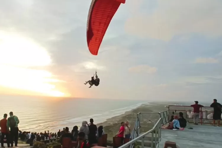 Bukit Paralayang yang letaknya ada di atas pantai Parangtritis jadi rekomendasi wisata di Yogyakarta