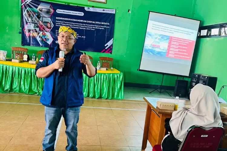 Dosen IPB saat memberikan pelatihan kepada masyarakat Desa Pesudukuh dan Balongrejo, Kecamatan Bagor, Kabupaten Nganjuk