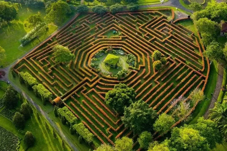 Taman Rahasia, salah satu tempat menarik yang ada di Taman Bunga Nusantara Cianjur.  (Sumber: Instagram @infosecianjur)