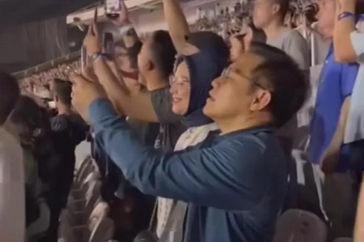 Momen Cawapres Koalisi Perubahan Muhaimin Iskandar atau Cak Imin saat menonton konser Coldplay di GBK, Jakarta, semalam. (Istagram @cakiminow)