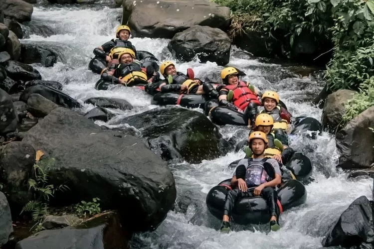 Cikadongdong River Tubing Wisata Alam di Majalengka. (Sumber: Instagram @cikadongdong_rivertubing)