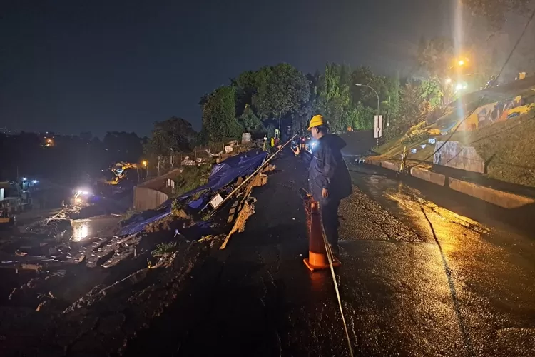 Akibat Longsor, Jalan Lawanggintung Menuju Batutulis Kota Bogor Ditutup ...