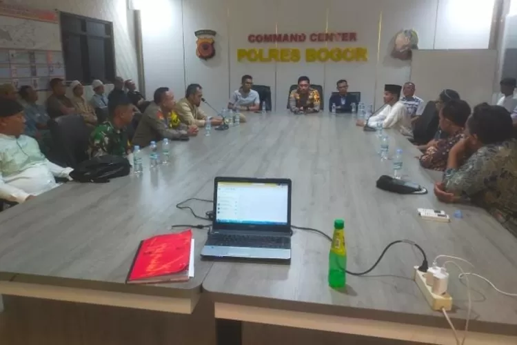 Mediasi pemilik galian dan perwakilan warga Desa Pangradin di Polres Bogor