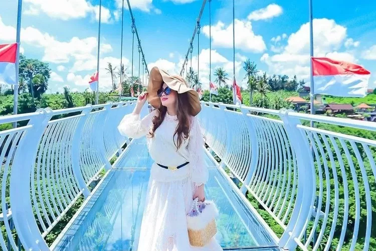 Jembatan Kaca Gianyar. (Sumber: Instagram @travelbali_murah)