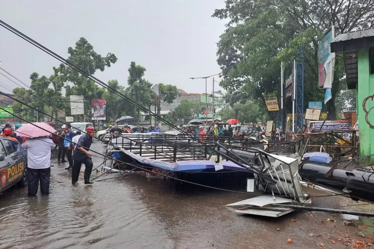 Papan reklame roboh dan menimpa padagang sate di Simpang Taman Corat-coret, Kelurahan Tegal Gundil, Kecamatan Bogor Utara, Kota Bogor, yang roboh pada Kamis (30/11/2023) sore. (Foto: Reka/Radar Bogor)