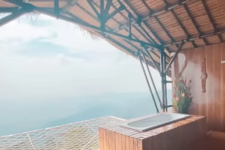 Pemandangan di kamar glamping Langit Gantole Bandung
