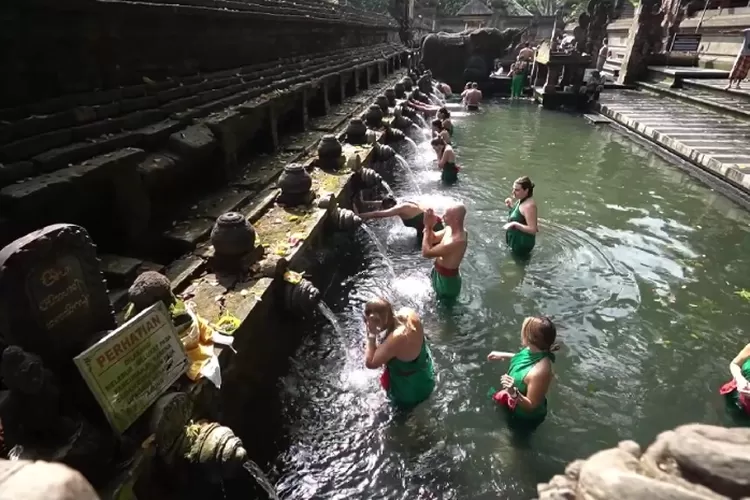 Para wisatawan saat melukat di Pura Tirta Empul Bali