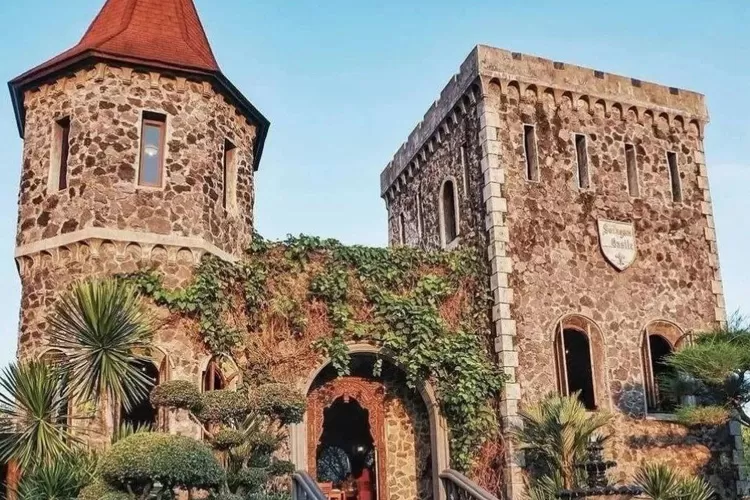 Gubug Makan Mang Engking Soragan Castle di Yogyakarta. (Sumber: Instagram @nongkrongasikjogja)