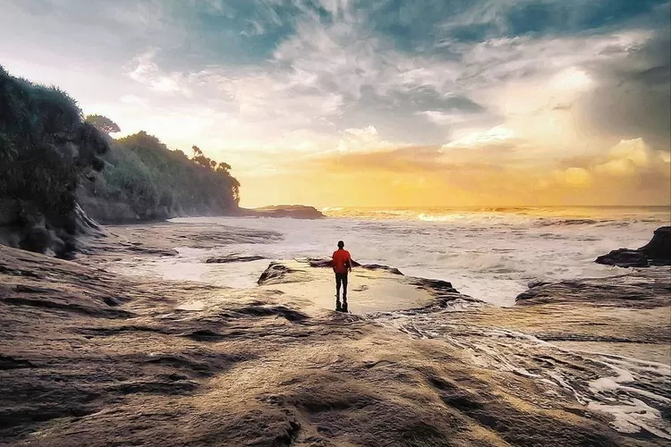 Pantai Karang Tepas di Garut. (Sumber: Instagram @_kopites_man)