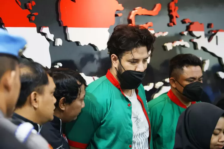 Polisi mengungkapkan alasan Ammar Zoni, suami Irish Bella itu menggunakan narkoba lagi karena ada masalah rumah tangga.  (IMAM HUSEIN/JAWA POS)