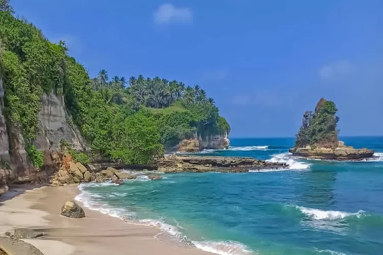 Pantai Karang Gantungan, Sukabumi. (Sumber: Instagram @indonesia.life.id)