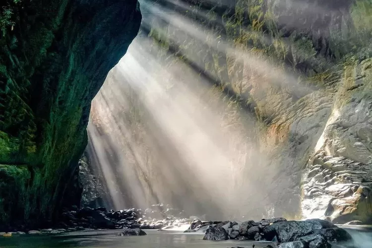 Curug Ibun Pelangi Majalengka. (Sumber: Instagram @hptografi)