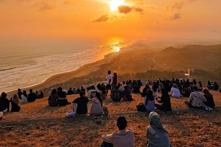 Bukit Parang Endog merupakan destinasi wisata gratis di Gunung Kidul Jogja yang menyuguhkan matahari terbenam atau sunset yang indah. (Google Maps/Alyan Mulya)